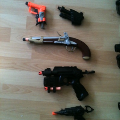 Die Kleinen:

Ungemoddete V-Jolt und secret Strike mit Paintjob.

Eine BuzzBee Flintlockpistole ungemoddet.

Die Nite-Finder mit Federmod und Pa