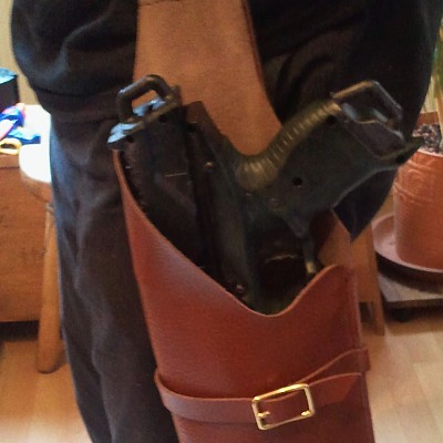 klassischer Holster für eine Strongarm, links
