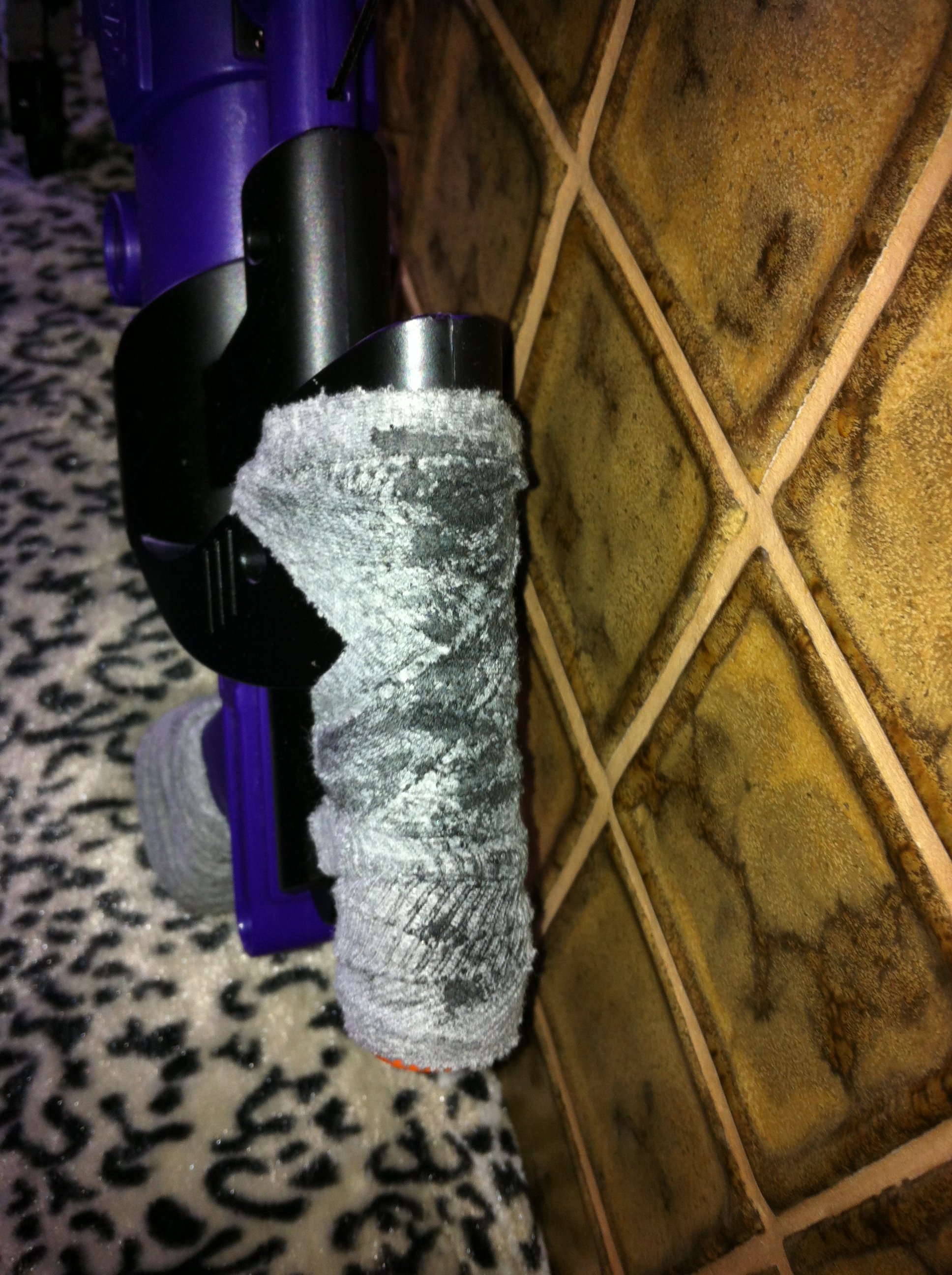 Closeup von den Stellen die mit Edding, schwarzem Nagelack + Asche bearbeitet wurden 002