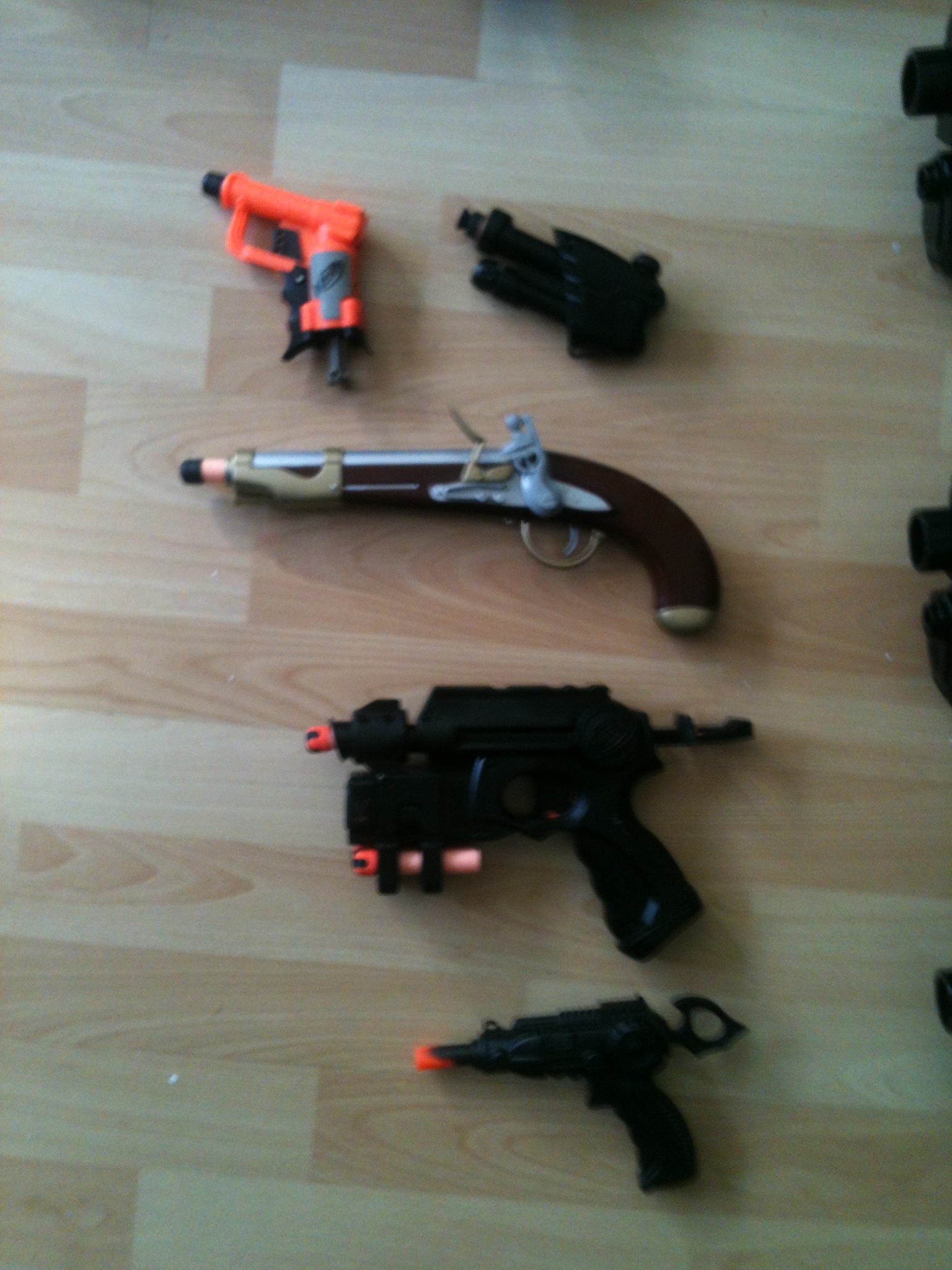 Die Kleinen:

Ungemoddete V-Jolt und secret Strike mit Paintjob.

Eine BuzzBee Flintlockpistole ungemoddet.

Die Nite-Finder mit Federmod und Pa