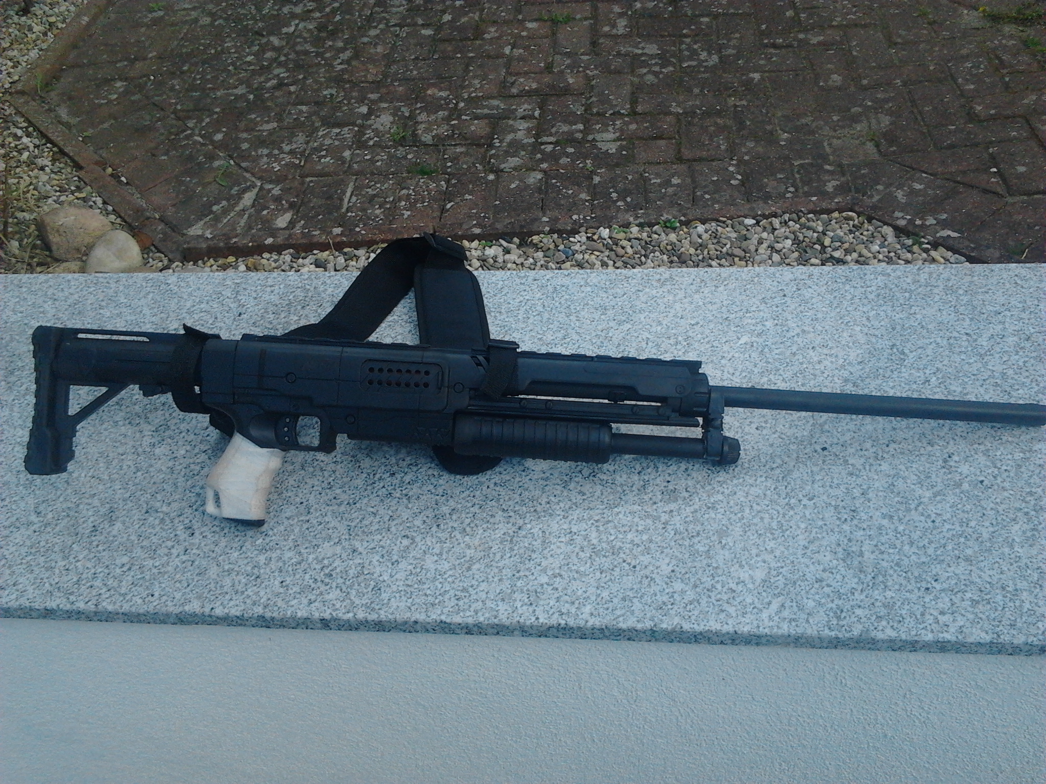 Finish: Rally-Schwarz; fleckig (angelaufene Brünierung), umwickelter Griff, Trageriemen