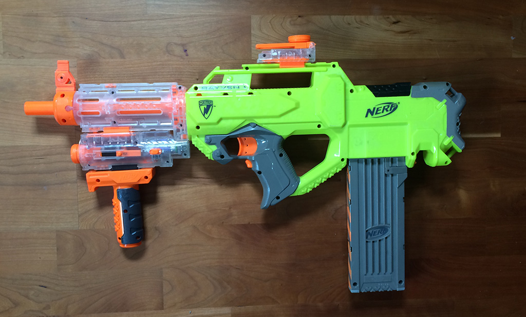 Rayven + verkürzter Reconlauf + Light Beam Unit + Recon Flip-Up Sight + Retaliator-Frontgriff